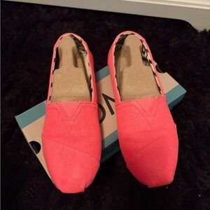 TOMS Women's Vibrant Pink Canvas Loafers